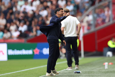 Ajax geeft op slag van rust pardoes een doelpunt weg. Míchel wordt gek. © De Brouwer