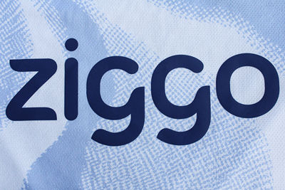 Ook het nieuwe logo van Ziggo komt op het shirt. © Ajax Life