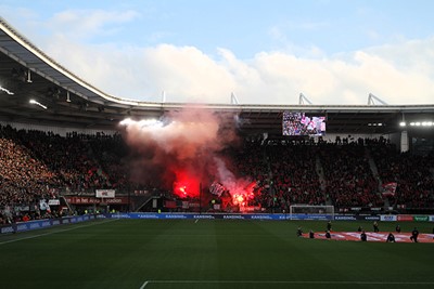 Ajax komt op bezoek en dus zijn er wat fakkeltjes. © SV Ajax