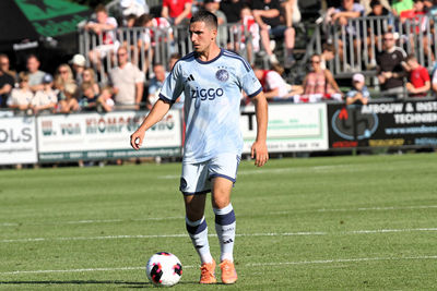 Gloukh raakt tweemaal de lat. © SV Ajax