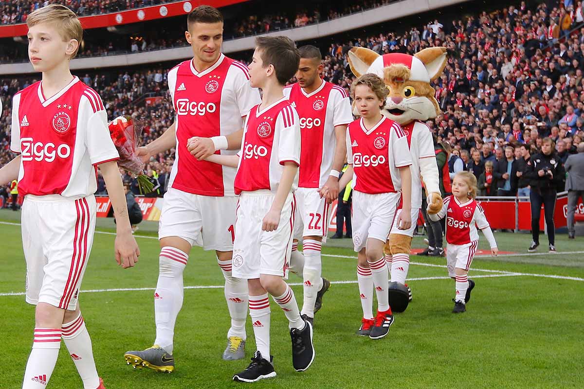 ajax-vit-mascotte-1200