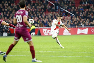 Martínez was met dit schot dichtbij de 1-0, maar de bal wil er gewoon niet in. © De Brouwer 