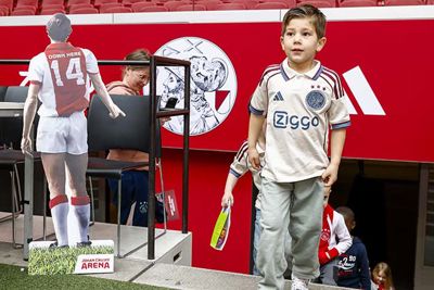 Vanuit de spelerstunnel het veld op. Waar zijn de paaseitjes? © Pro Shots