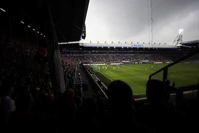 Donkere wolken pakken zich samen boven Ajax. © De Brouwer