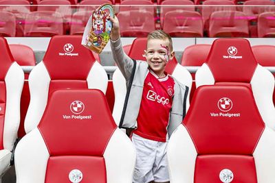Ah, kijk! Paaseitjes in de dug-out van Ajax. © Pro Shots