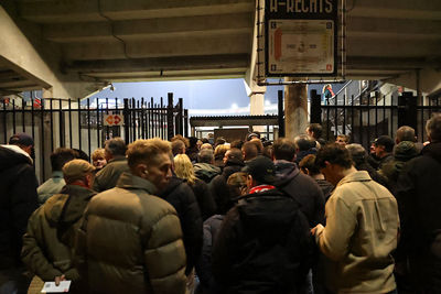 Ook hier weer een poort door en dan lekker bekervoetbal kijken. © De Brouwer