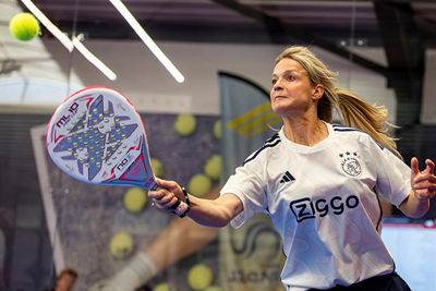 Over het net met die bal. © Pro Shots