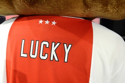 Of Lucky al een shirtje heeft? Tuurlijk heeft Lucky al een shirtje! © Ajax Life