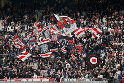 Zij komen wel in actie en steunen Ajax als altijd. © De Brouwer
