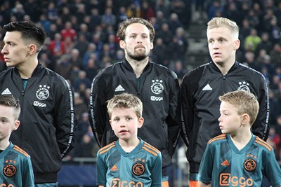 Blind en Van de Beek weten dat er gewonnen moet worden. © Ajax Kids Club