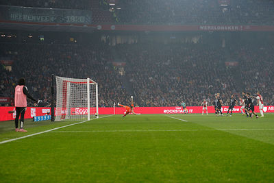 Dat is wel wat hier gebeurt. Duveltje, doosje, Godts. © De Brouwer