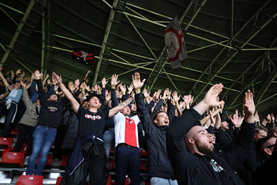 Nog eenmaal de handen op elkaar voor onze club. © De Brouwer