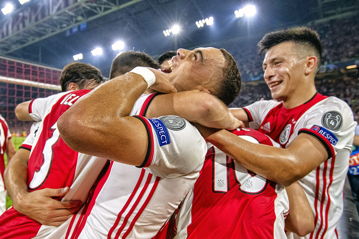 ajaxpromoveertnaarhoofdtoernooicar