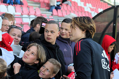 Groepsselfie met Itakura. © SV Ajax