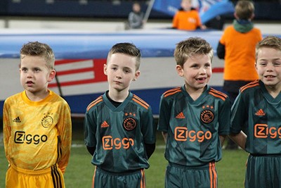 Kijk die guitige koppies. Worden we blij van! © Ajax Kids Club