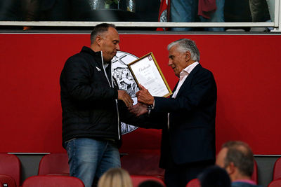 Swart krijgt het erelidmaatschap van SV Ajax toegewezen. © De Brouwer