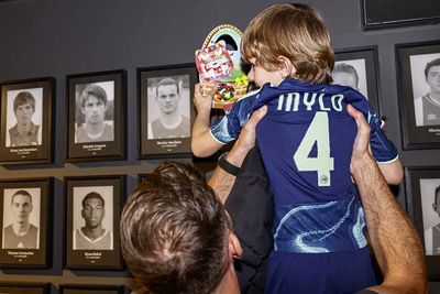 In de spelerstunnel worden meer paaseitjes gespot. © Pro Shots