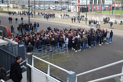 Zevenhonderd Ajacieden gaan naar Eindhoven. © De Brouwer