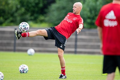 In de trainer Ten Hag schuilt nog altijd een beetje voetballer. © AFC Ajax