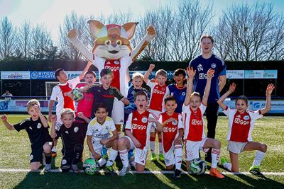 Alle teams mogen met Lucky op de foto. © Pro Shots