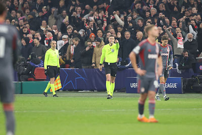 Ja, hij wijst naar de stip. © De Brouwer