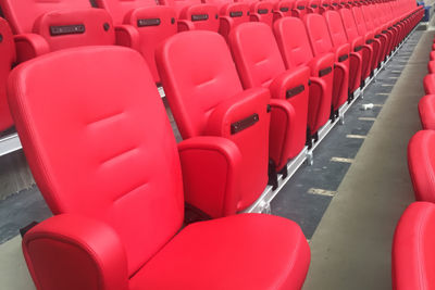 Op de hoofdtribune zien we comfortabele stoelen. © Ajax Life