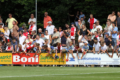 De jeugd trommelt de handen stuk op de boarding. © SV Ajax