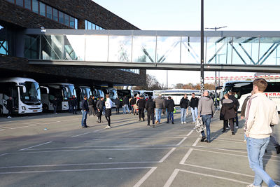 De bus opzoeken en snel weg. © De Brouwer