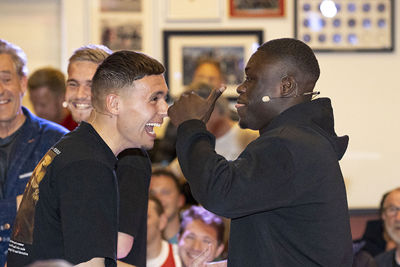 Brobbey maakt een grap over de nieuwe club van Gravenberch. © Pro Shots