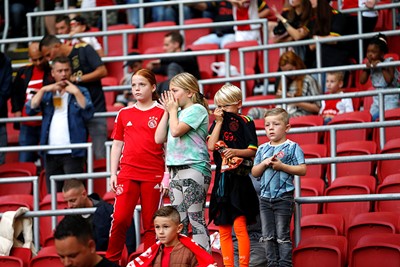 De jeugd heeft de toekomst. Op het veld en op de tribunes. © De Brouwer