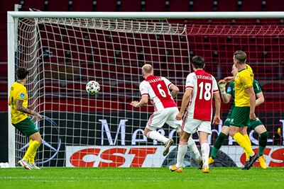 Klaassen is er als de kippen bij en kopt Ajax op voorsprong! © Pro Shots