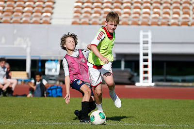 Ook hier weer een fijn duel tussen jonge Ajacieden. © De Brouwer