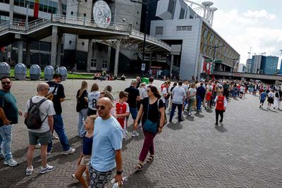 Een flinke rij voor de Ajax Fanshop, want het derde shirt is prachtig. © Pro Shots