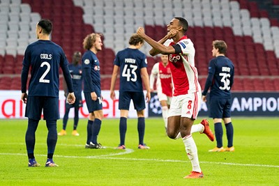 Eindelijk! Ajax op voorsprong! En hoe, prachtig doelpunt! © Pro Shots