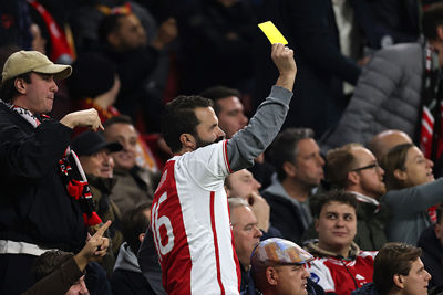 Hij geeft Heitinga ook geel. © De Brouwer