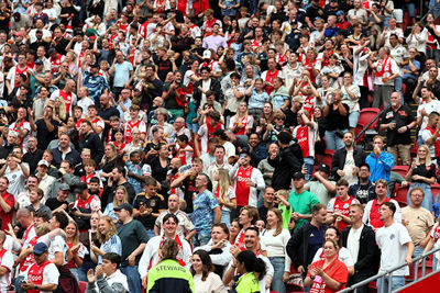 We zien veel wit-rood-wit op de tribunes. Fraai! © SV Ajax