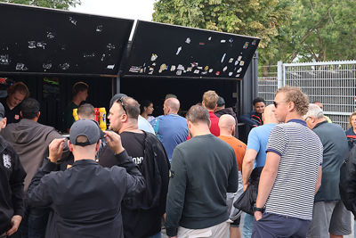 Ajacieden in de rij voor eten en drinken. © De Brouwer