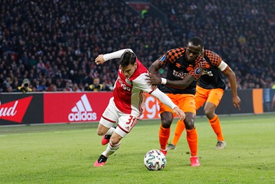 In de tweede helft vecht Ajax zich naar de overwinning. © De Brouwer