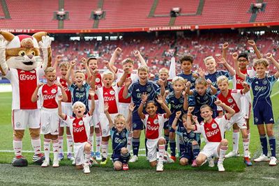 Onze mascottes mochten een erehaag vormen bij de spelersopkomst. © Pro Shots