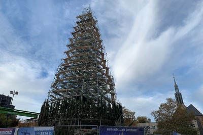 Op Hansaplatz staat de grootste Weihnachtsbaum van Europa. In opbouw, dat wel. © Ajax Life
