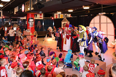 Veel zingen, lachen en vrolijkheid. © De Brouwer