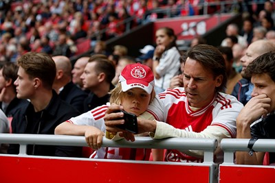 Zij checken op hun telefoon wanneer Ajax speelt... © De Brouwer