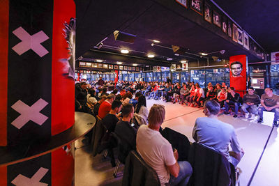 Het café zit goed vol. We kunnen beginnen! © Pro Shots