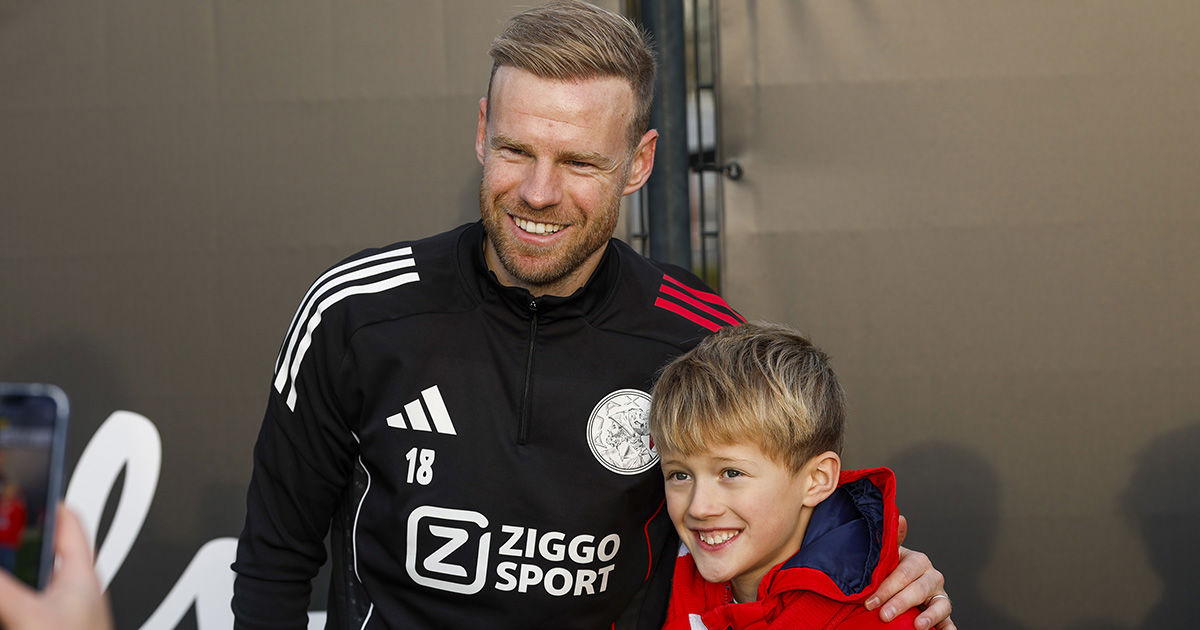 Uitreiking Special Ajaciedjes Aan Spelers 075