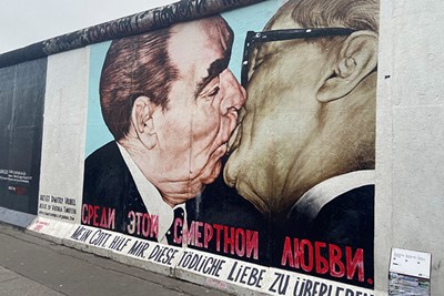 Tot slot de socialistische broederkus, een van de bekendste stukjes Berlijnse Muur. © Ajax Life
