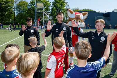 Kijk nou. Een verrassingsbezoekje van de spelers! © Pro Shots