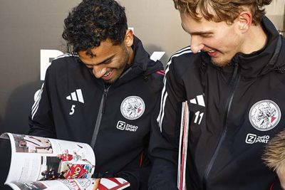 Wijndal en Godts hebben grote lol met het blad. © Pro Shots