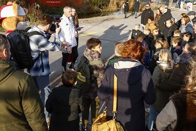Heini Otto heet de kinderen welkom op De Toekomst. © Pro Shots