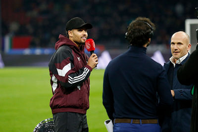 Rensch, die 150 duels voor Ajax speelde, wordt vooraf in het zonnetje gezet. © De Brouwer