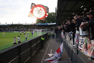 Blijdschap op het veld en op de tribune. © De Brouwer